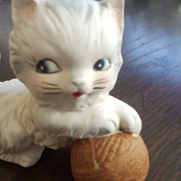 1950's MCM Playful White & Gray Kitten With Yarn Ceramic Figurine - Picture 8 of 8